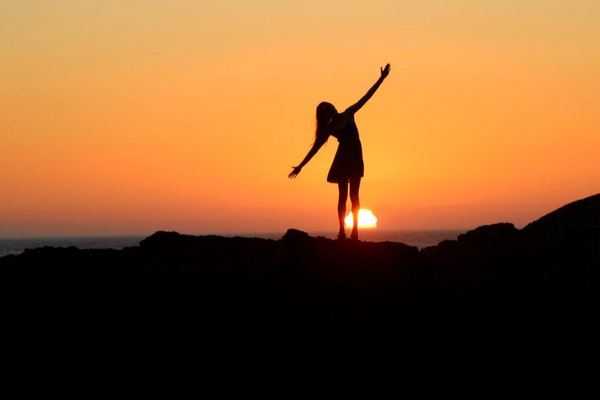 jonge vrouw zonsondergang